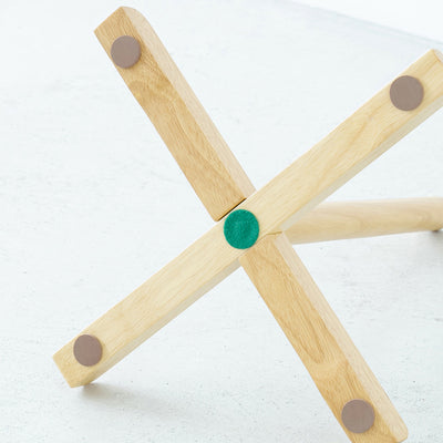 【床にも優しい、細やかな配慮】
ベースの裏には床を傷から守るフェルトが付いているため、フローリングのお部屋でも気兼ねなく設置していただけます。