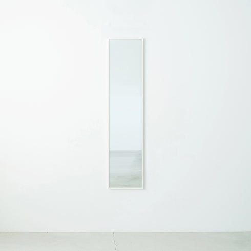 シンプルで場所を選ばず使いやすい、天然木を使用した国産細枠ウォールミラー。