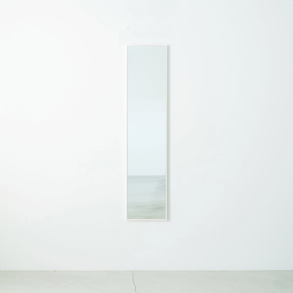 シンプルで場所を選ばず使いやすい、天然木を使用した国産細枠ウォールミラー。