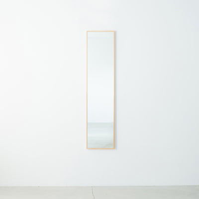 ウォールミラーは、玄関やトイレなどスペースの無い場所に鏡をプラスしたい場合に最適です。