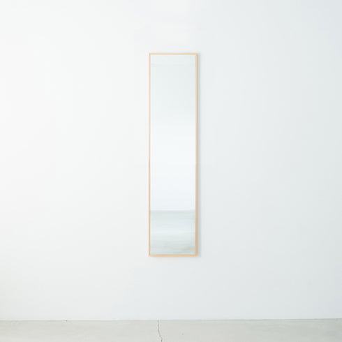 ウォールミラーは、玄関やトイレなどスペースの無い場所に鏡をプラスしたい場合に最適です。