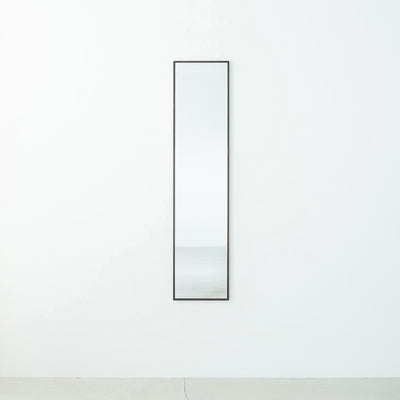 鏡を設置すると、空間に奥行が生まれてお部屋が広く感じられ、ミラーが光を反射することでお部屋全体が明るくなるというメリットもあります。