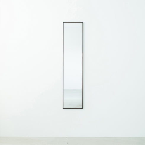 鏡を設置すると、空間に奥行が生まれてお部屋が広く感じられ、ミラーが光を反射することでお部屋全体が明るくなるというメリットもあります。