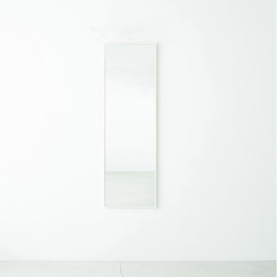 【暮らしに溶け込むシンプルさ】
極限まで細くしたフレームとシンプルなデザインは、あらゆるテイストのインテリアにすっと溶け込み、あなたの毎日をさりげなく映し出します。