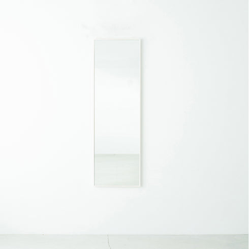 【暮らしに溶け込むシンプルさ】
極限まで細くしたフレームとシンプルなデザインは、あらゆるテイストのインテリアにすっと溶け込み、あなたの毎日をさりげなく映し出します。