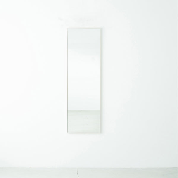 【暮らしに溶け込むシンプルさ】
極限まで細くしたフレームとシンプルなデザインは、あらゆるテイストのインテリアにすっと溶け込み、あなたの毎日をさりげなく映し出します。