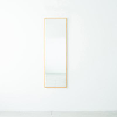 【壁に掛けて、空間を彩る】
玄関やリビングの壁に一枚加えるだけで、光を反射してお部屋を明るく見せ、空間に奥行きが生まれることで暮らしがもっと豊かになります。