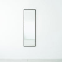 【毎日の生活にアートな鏡を】まるで一枚の絵画を飾るように壁に設置すれば、殺風景になりがちな空間もぐっと華やぎ、日常の景色を美しく切り取ってくれます。