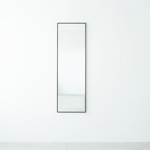 【毎日の生活にアートな鏡を】
まるで一枚の絵画を飾るように壁に設置すれば、殺風景になりがちな空間もぐっと華やぎ、日常の景色を美しく切り取ってくれます。