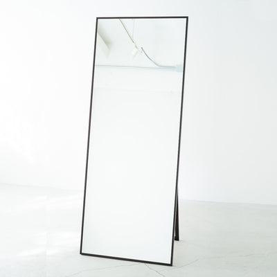 玄関や一人暮らしのお部屋に最適なスリムサイズから、全身をくまなくチェックしたい方にぴったりなワイドサイズまで、幅広いサイズをご用意しているので用途やスペースに合わせてお選びください。