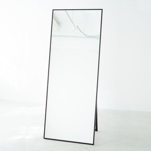 玄関や一人暮らしのお部屋に最適なスリムサイズから、全身をくまなくチェックしたい方にぴったりなワイドサイズまで、幅広いサイズをご用意しているので用途やスペースに合わせてお選びください。