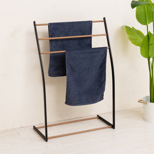 バスタオルも掛けられる幅58cm設計で、傾斜のついたデザインなのでタオル同士の間に風の通り道ができ、タオルが乾きやすいです。