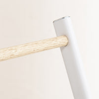【天然木の温もりとスチールの融合】上品な木目柄と丈夫なスチールの組み合わせが、洗練された雰囲気を演出します。