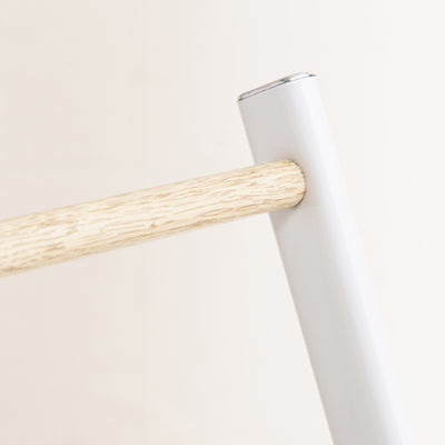 木目柄×スチールのデザインがオシャレで、お部屋に置いてあるだけでハイセンスな印象を与えます。