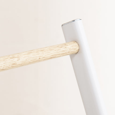 木目柄×スチールのデザインがオシャレで、お部屋に置いてあるだけでハイセンスな印象を与えます。