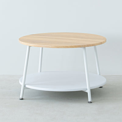 天板と棚板を上下組み替えて使用することができるロータイプのリビングテーブル。