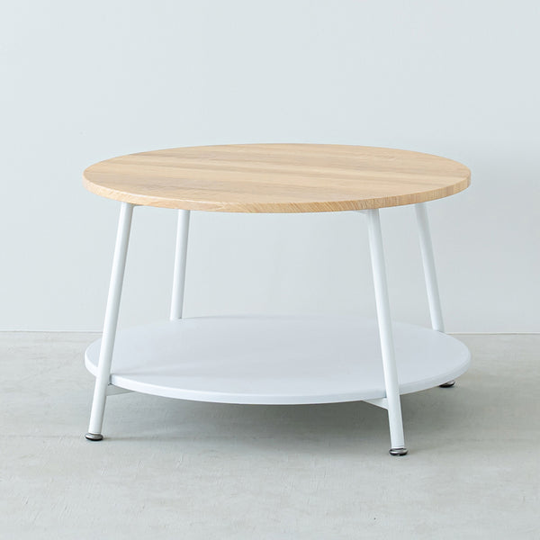 天板と棚板を上下組み替えて使用することができるロータイプのリビングテーブル。