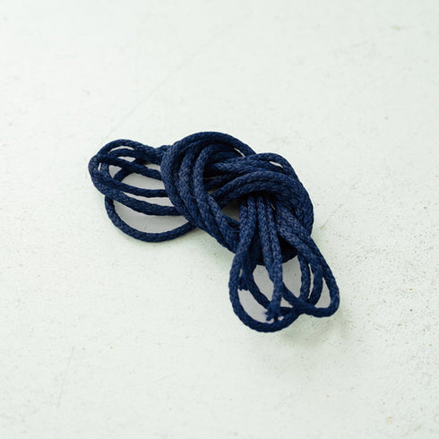 【壁掛け用の専用ひもが付属】
鏡を壁に掛けるために必要な専用のひもを同梱してお届けしますので、別に用意する手間なく、すぐに取り付け作業を始められます。