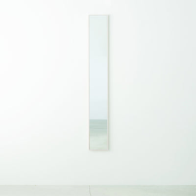 【毎日の身支度が楽しくなる】
全身を映すのに十分な高さがありながらもスリムなこの鏡は、お出かけ前の最終チェックをスムーズにし、あなたの一日を素敵にスタートさせてくれます。