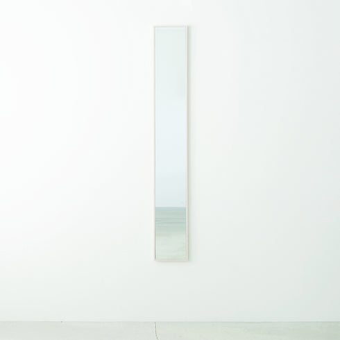 【毎日の身支度が楽しくなる】
全身を映すのに十分な高さがありながらもスリムなこの鏡は、お出かけ前の最終チェックをスムーズにし、あなたの一日を素敵にスタートさせてくれます。