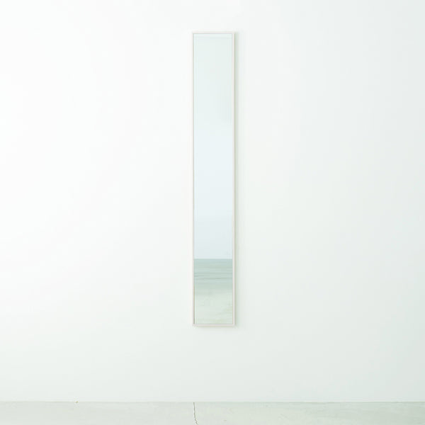 【毎日の身支度が楽しくなる】
全身を映すのに十分な高さがありながらもスリムなこの鏡は、お出かけ前の最終チェックをスムーズにし、あなたの一日を素敵にスタートさせてくれます。