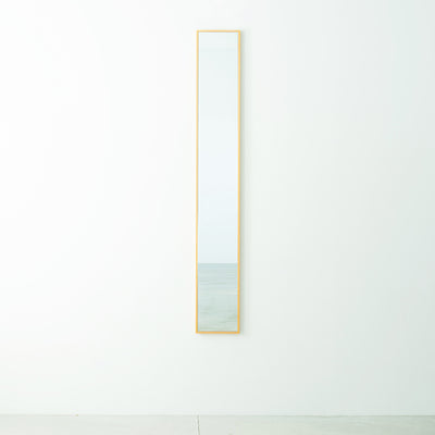 【壁に溶け込む、スリムデザイン】
幅わずか22cmのスリムな設計は、玄関や廊下など限られたスペースにも圧迫感なく収まり、空間に奥行きを生み出します。