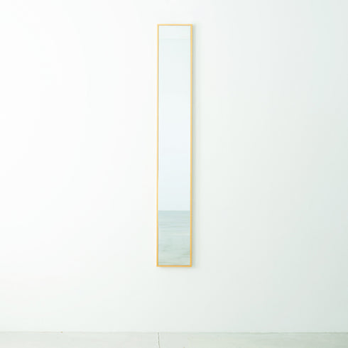 【壁に溶け込む、スリムデザイン】
幅わずか22cmのスリムな設計は、玄関や廊下など限られたスペースにも圧迫感なく収まり、空間に奥行きを生み出します。