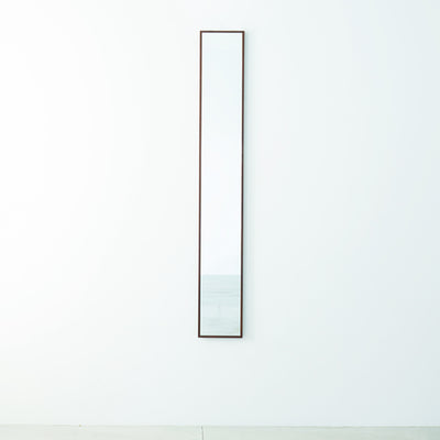 【アートのような佇まいの鏡】
壁に掛けるだけでまるで一枚の絵画のように空間を彩り、日々の暮らしに上質なアクセントを加えてくれるでしょう。