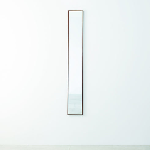 【アートのような佇まいの鏡】
壁に掛けるだけでまるで一枚の絵画のように空間を彩り、日々の暮らしに上質なアクセントを加えてくれるでしょう。