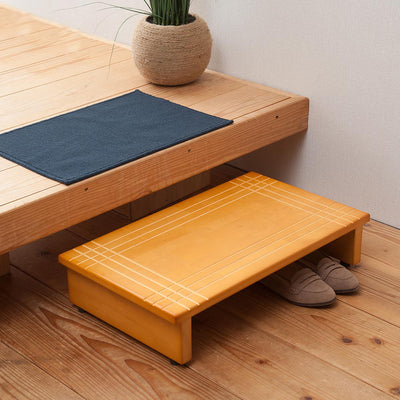 段差での負担を軽減し昇り降りをサポートする、木製玄関踏み台の幅60cmタイプ。