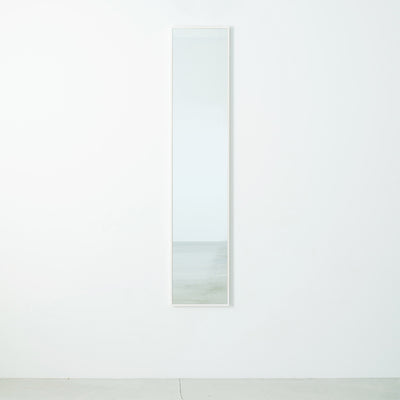 シンプルで場所を選ばず使いやすい、天然木を使用した国産細枠ウォールミラー。