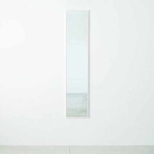 シンプルで場所を選ばず使いやすい、天然木を使用した国産細枠ウォールミラー。