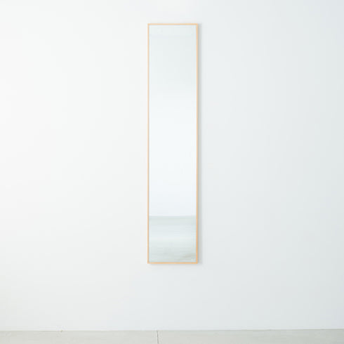 ウォールミラーは、玄関やトイレなどスペースの無い場所に鏡をプラスしたい場合に最適です。