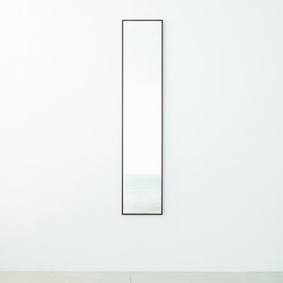 鏡を設置すると、空間に奥行が生まれてお部屋が広く感じられ、ミラーが光を反射することでお部屋全体が明るくなるというメリットもあります。