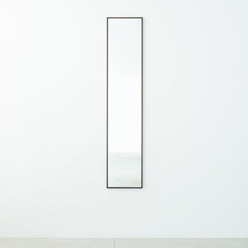 鏡を設置すると、空間に奥行が生まれてお部屋が広く感じられ、ミラーが光を反射することでお部屋全体が明るくなるというメリットもあります。