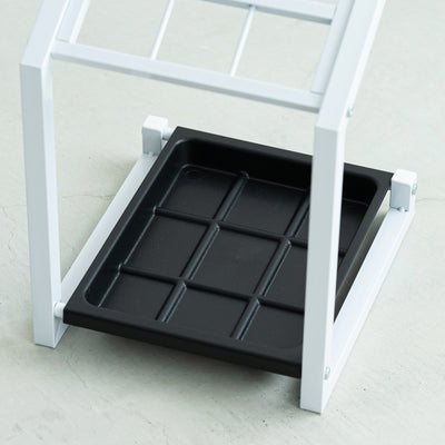 【お手入れ簡単な着脱式】
傘から滴る雨水で汚れても、樹脂製の受け皿は簡単に取り外して丸洗いできるため、いつでも清潔に保てます。