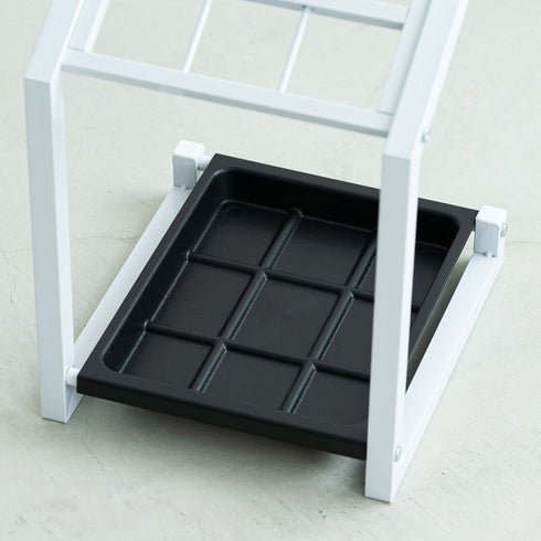 【お手入れ簡単な着脱式】
傘から滴る雨水で汚れても、樹脂製の受け皿は簡単に取り外して丸洗いできるため、いつでも清潔に保てます。