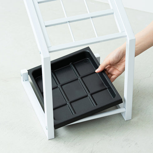 【お手入れもサッと簡単に】
樹脂製の受け皿は片手でスライドさせるだけで簡単に取り外せるので、溜まった雨水や汚れも手軽にお手入れできます。