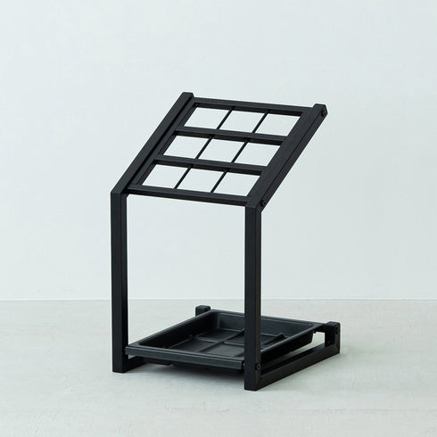 【コンパクトな機能美】
省スペースながら9本もの傘を収納できる機能性を、スタイリッシュなブラックのフレームに凝縮しました。