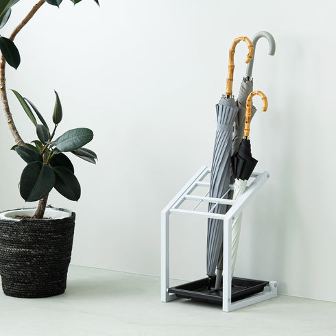 【エントランスを明るく】
清潔感のあるホワイトが玄関をぱっと明るく見せ、毎日のお出かけや帰宅を気持ちよく演出します。