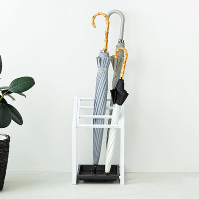 【玄関をスッキリ見せる】
様々なデザインの傘を立ててもごちゃつかず、洗練された空間を保ちながら、美しく収納します。