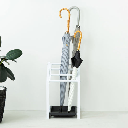 【玄関をスッキリ見せる】
様々なデザインの傘を立ててもごちゃつかず、洗練された空間を保ちながら、美しく収納します。