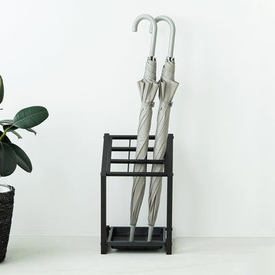 【スマートに傘を収納】
仕切りがあることで9本の傘がそれぞれ自立し、家族の傘や来客時にもすっきりと美しく対応できます。