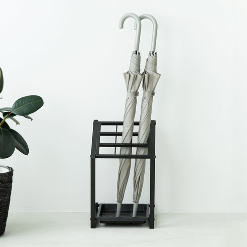 【スマートに傘を収納】
仕切りがあることで9本の傘がそれぞれ自立し、家族の傘や来客時にもすっきりと美しく対応できます。