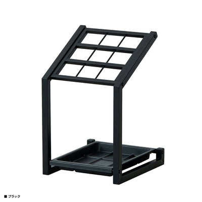 【洗練された佇まいの黒】
シンプルなスチールフレームが空間を引き締め、モダンなエントランスを演出する、機能美あふれる傘立てです。