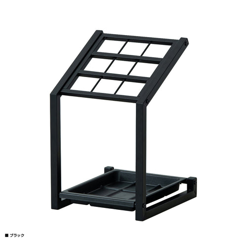 【洗練された佇まいの黒】
シンプルなスチールフレームが空間を引き締め、モダンなエントランスを演出する、機能美あふれる傘立てです。