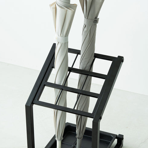 【出し入れスムーズな傾斜】
斜めに設計された仕切りが傘の出し入れをスムーズにし、忙しい朝の小さなストレスも解消してくれます。