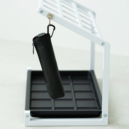 【フック活用でさらに便利に】
スチールフレームだから、フックを使えば濡れた折りたたみ傘もスマートに乾かせて便利です。