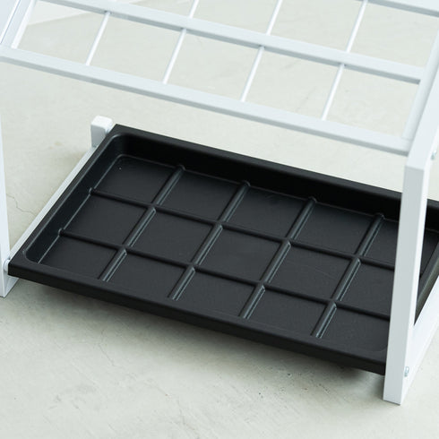 【水滴をしっかりキャッチ】
樹脂製の受け皿には凹凸があり、傘から滴る水をしっかり受け止め、玄関の床を濡らしません。