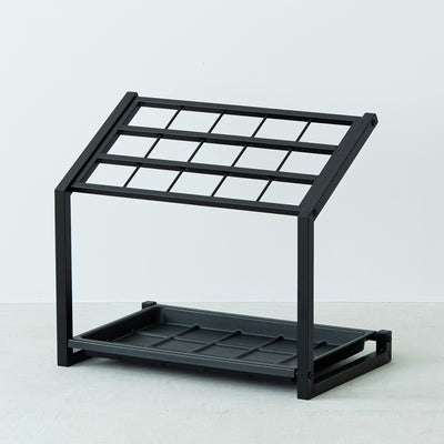 【考え抜かれた使いやすさ】
斜めに設計された差し込み口が、忙しい朝も疲れた帰りも、傘の出し入れをスムーズにします。